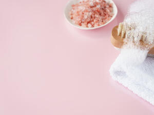 يساعد الاستحمام بالماء والملح الخشن في تقشير الجلد الميت

