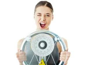 تنزعُج كثيرٌ من النّساء من زيادة الوزن الّتي تحدُث أثناءَ الدورة الشّهريّة

