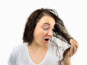 اغسلي شعرك بالماء البارد قبل الانتهاء من الاستحمام