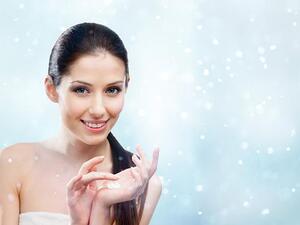 احرصي على الاهتمام بترطيب البشرة في الليل والنهار