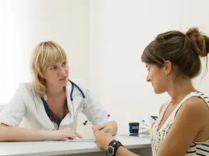 يجب مراجعة الطبيب لأخذ العلاجات المناسبة لزيادة نسبة الرطوبة في الجسم