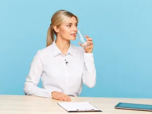 أبقي زجاجة ماء كبيرة أمامك على المكتب كي لا تنسي شرب الماء

