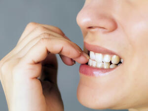 مضغ العلكة باستمرار فهي تلهي الشخص عن قضم أظافره
