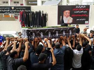 Bahraini mourners carry the coffin of Allameh Seyyed Javad al-Veda'i during his funeral procession in the capital Manama on March 22, 2016. (PressTV)