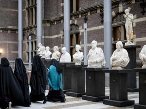 Women wearing niqab visit the Senate on November 23, 2016 in the Hague, the Netherlands. (AFP/ANP/STR)