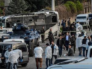Turkish special forces at the site of a bomb attack in Diyarbakir, southeastern Turkey, on March 31, 2016. (AFP/Ilyas Akengin)