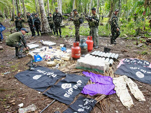 Philippine soldiers display seized improvised explosive devices after government troops raided the bomb factory on May 14, 2015. (AFP/File)