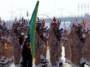 Iranian soldiers from the Revolutionary Guards march during the annual military parade on September 22, 2015 in Tehran. (AFP/Atta Kenare)