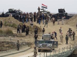 Iraqi security forces gather near a temporary bridge south of Ramadi, Anbar Province, during a visit by Prime Minister Haider al-Abadi, December 29, 2015. (AFP/File)