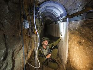 Israeli soldier poses in Gaza tunnel. (vk.com)