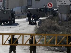 Israeli security forces stand guard at a checkpoint near the West Bank city of Hebron, on Dec. 24, 2015. (AFP/File)