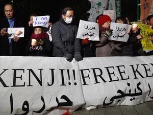 Japanese activists hold a rally outside the Prime Minister's residence in Tokyo on January 28, 2015, to support hostage Kenji Goto who has been kidnapped by Daesh. (AFP/Kazuhiro Nogi)