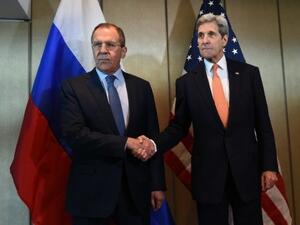 Russian Foreign Minister Sergei Lavrov (L) and US Secretary of States John Kerry shake hands as they meet for diplomatic talks on February 11, 2016 in Munich, southern Germany. (AFP/Eric Randolph, Valérie Leroux)  