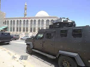 Jordanian anti-terrorism units pass in front of the intelligence services office at the Baqaa refugee camp. (AFP/File)
