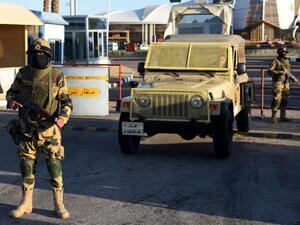 Egyptian army special forces man a temporary checkpoint outside Sharm el-Sheikh airport. (AFP/File)