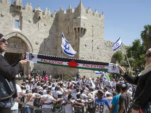 Palestinians and Israelis outside Damascus Gate in Jerusalem's Old City, May 17, 2015. (AFP/File)