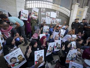 Palestinians hold posters against administrative detention and in support of Palestinian prisoners Bilal Kayed, Muhammad and Mahmud al-Balboul outside the United Nations building in the West Bank city of Ramallh, on August 22, 2016. (Twitter)