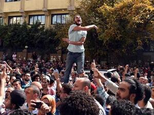 Egyptian protesters chant slogans during a demonstration in central Cairo against a controversial deal to hand over two islands in the Red Sea to Saudi Arabia, April 15, 2016. (AFP/File)