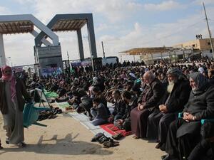 Palestinians gather in front of the Rafah crossing between the southern Gaza Strip and Egypt, January 16, 2015. (AFP/Said Khatib)