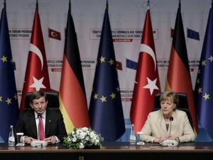 German Chancellor Angela Merkel (R) and Turkish Prime Minister Ahmet Davutoglu (L). (AFP/File)