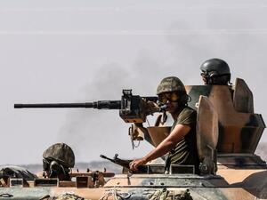 Turkish soldiers drive a tank towards Syria from the Turkish border city of Karkamis in the Gaziantep region on August 27, 2016. (AFP/Bulent Kilic)