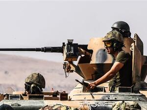 Turkish soldiers sit in a tank driving to Syria from the Turkish Syrian border city of Karkamis in the southern region of Gaziantep, on August 27, 2016. (AFP/File)