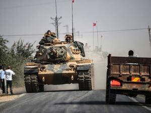 A Turkish tank heads towards the Syria border as Turkey launched operation "Euphrates Shield" aimed at ridding the area of Daesh extremists. (AFP/Bulent Kilic)