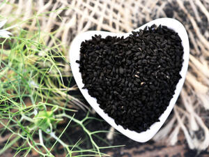 صابونة حبة البركة تقشر البشرة وتزيل خلايا الجلد الميتة

