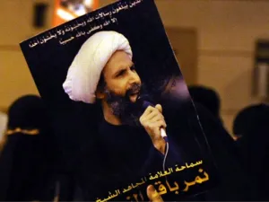 متظاهرات يرفعن صورة رجل الدين الشيعي الشيخ نمر النمر