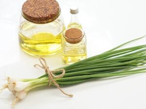 البصل يساعد على تحفيز البصيلات لينبت شعر قوي وجديد في المسامات