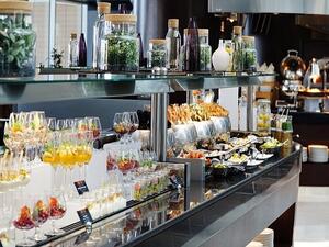 The Friday brunch offers an extensive variety of dishes from diverse culinary cultures for you to explore, enjoy and relax to best of Jazz music. 