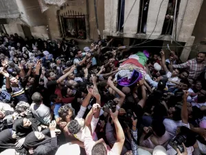 Palestinian mourners carry body of 21 year old voluntary paramedic Razan al-Najjar during her funeral after she was shot dead by Israeli soldiers, in Khan Yunis on June 1, 2018 near the Gaza border fence. (Mahmud Hams / AFP File Photo)