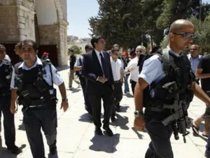جنود إسرائيليون في باحات المسجد الأقصى