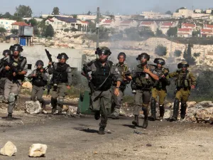 اقتحمت القوات الإسرائيلية العديد من منازل الفلسطينيين بحثا عن شبان