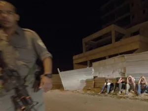 عمال فلسطينيون اوقفهم الجيش الاسرائيلي عند احد الحواجز