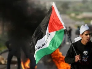 متظاهر خلال المواجهات عند حاجز الجلمة/أ.ف.ب