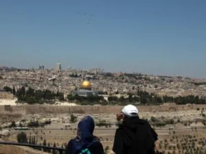 طائرات اسرائيلية تحلق فوق القدس القديمة خلال احتفالات "عيد الاستقلال"/أ.ف.ب