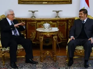 الرئيسان المصري محمد مرسي والفلسطيني محمود عباس خلال اجتماع في القاهرة سبق لقاء فتح حماس/أ.ف.ب