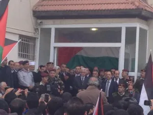 أبو مازن يتحدث خلال اعتصام جماهيري أمام مقر المقاطع