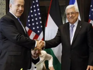الرئيس الفلسطيني محمود عباس (يمين) مصافحا رئيس الوزراء الاسرائيلي بنيامين نتانياهو في شرم الشيخ في 14 ايلول/سبتمبر 2010
