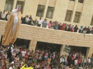 احراق طلبة فلسطينيين دمية تمثل امير دولة قطر