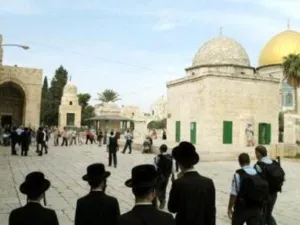 مجموعتان من المستوطنين تضمان نحو 50 مستوطنا اقتحموا ساحات المسجد الاقصى