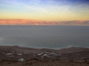إنحسار مياه البحر الميت في بعض المناطق بحوالي نصف كيلو متر