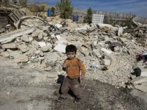 طفل فلسطيني امام ركام بيت هدمته اسرائيل في القدس الشرقية