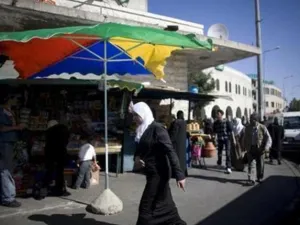فلسطينيون بشارع في القدس الشرقية 
