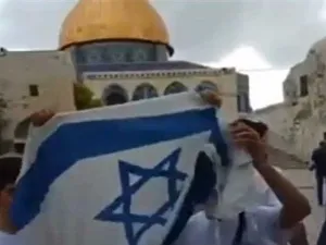 مستوطنون يرفعون العلم الإسرائيلي داخل المسجد الأقصى