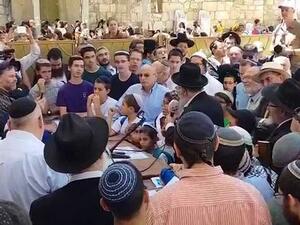 200 يهودي يؤدون الصلاة ضد إيران أمام حائط البراق في القدس