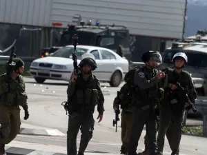 جنود من جيش الاحتلال في بلدة حوارة القريبة من مدينة نابلس/ ارشيفية
