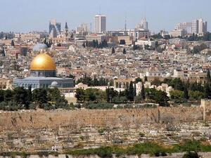 مسجد قبة الصخرة وتبدو القدس الغربية في الافق