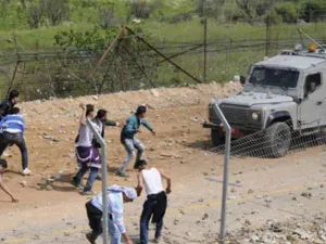 متظاهرون فلسطينيون يرشقون دورية إسرائيلية بالحجارة على حدود الجولان المحتل
